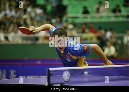 Chinas Ma Lin competes with Wang Hao (unseen) during the final of the mens single of 2007 Table Tennis China Open in Nanjing, east Chinas Jiangsu prov Stock Photo