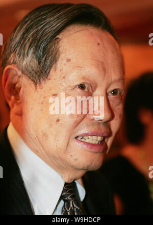 Professor Yang Chen-ning (or Yang Zhenning), winner of the 1957 Nobel Prize in Physics and Chairman of Board of Adjudicators of The Shaw Prize, at a p Stock Photo