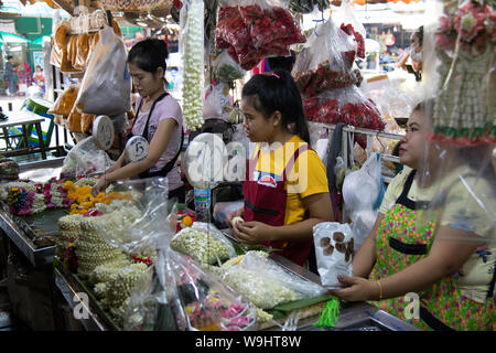 Employees making flower arrangements in Pak Khlong Talat flower market in Bangkok Stock Photo