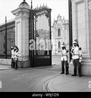 Wachsoldaten vor dem Präsidentenpalast in Lima, Peru 1960er Jahre. Soldiers on sentinel in front of the presidential palace at Lima, Peru 1960s. Stock Photo