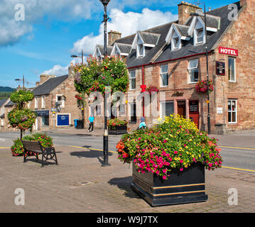 ALNESS ROSS AND CROMARTY SCOTLAND VILLAGE TOWN IN BLOOM HIGH STREET WITH GLORIOUS DISPLAYS OF COLOURFUL FLOWERS Stock Photo