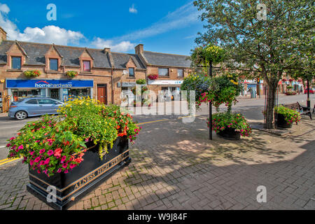 ALNESS ROSS AND CROMARTY SCOTLAND VILLAGE TOWN IN BLOOM SUPERB DISPLAY OF FLOWERS IN THE HIGH STREET Stock Photo