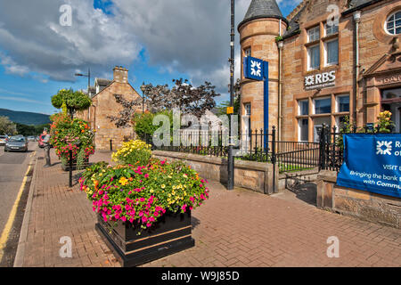 ALNESS ROSS AND CROMARTY SCOTLAND VILLAGE TOWN IN BLOOM SUPERB DISPLAYS OF COLOURFUL FLOWERS OUTSIDE THE RBS BANK BUILDING Stock Photo