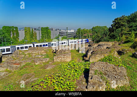 Ausgrabungsstätte Römisches Theater, Mainz (MOGONTIACUM, Bahnhof, Römisches Theater, Personenzug Stock Photo