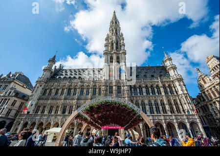 Brussels, North Brabant, Belgium. 14th Aug, 2019. An exterior view of the city hall decorated with a flower arch composed of 500 fuchsias during the event.Flower time is a biennial initiative that was launched in 2013 by the City of Brussels and the ASBL (non-profit organization) Tapis de Fleurs de Bruxelles. Under the theme 'A World of Floral Emotions', more than 30 top florists from 13 countries decorated the magnificent rooms of Brussels City Hall, a Unesco masterpiece of Gothic architecture. Brussels' famous Grand Place hosted for the occasion a stunning flower arch composed of 500 fuc Stock Photo