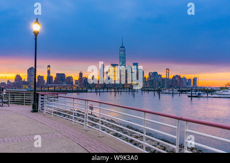 Manhattan, Lower Manhattan and World Trade Center, Freedom Tower in New York across Hudson River from Harismus Cover, Newport, New Jersey, USA Stock Photo
