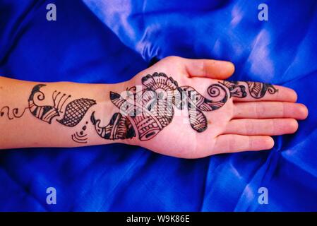 Shaheen Mehandi Art in Cidco,Nashik - Best Mehendi Artists in Nashik -  Justdial