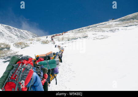 A line of climbers on the Lhotse Face, Mount Everest, Solu Khumbu Everest Region, Sagarmatha National Park, UNESCO, Nepal, Himalayas Stock Photo