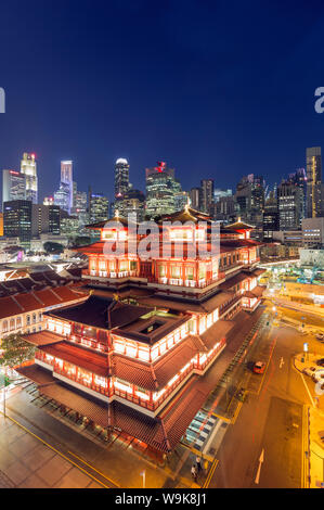 Buddha Tooth Relic temple with city backdrop, Chinatown, Singapore, Southeast Asia, Asia