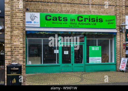 Closed Cats In Crisis charity shop in the College Square Shopping Centre in Margate, Kent.  Now To Let. Stock Photo