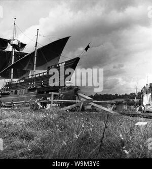 MICHAEL POWELL filming CONRAD VEIDT in THIEF OF BAGDAD 1940 directors Ludwig Berger Michael Powell Tim Whelan Alexander Korda Zoltan Korda William Cameron Menzies screenplay and dialogue Miles Malleson on set candid Denham Studios England Alexander Korda Films / London Film Productions / United Artists Stock Photo