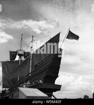 MICHAEL POWELL filming CONRAD VEIDT in THE THIEF OF BAGDAD 1940 directors Ludwig Berger Michael Powell Tim Whelan Alexander Korda Zoltan Korda William Cameron Menzies screenplay and dialogue Miles Malleson on set candid Denham Studios England Alexander Korda Films / London Film Productions / United Artists Stock Photo