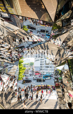 Kaleidoscope of mirrors escalator at Tokyu Plaza in Omotesanto Harajuku ...