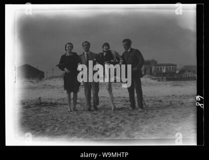 Arnold Genthe and friends in Long Beach, New York Stock Photo