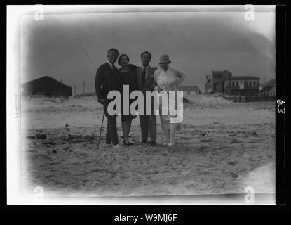 Arnold Genthe with friends in Long Beach, New York Stock Photo