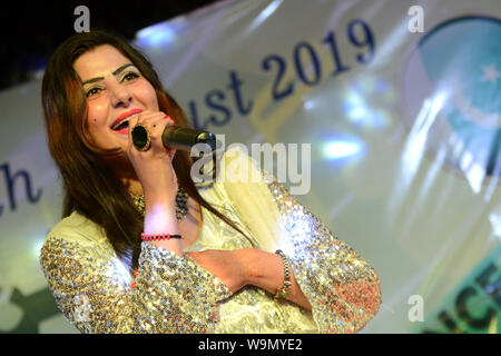 QUETTA, PAKISTAN, Aug 14-2019: famous Pashto singer Sameena Naz performing song during musical event regarding the celebration of Pakistan Independenc Stock Photo