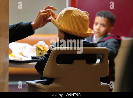 Straw beach hat boy hi-res stock photography and images - Alamy
