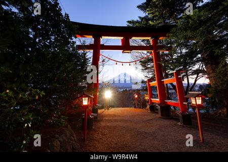 Torii Gate of the Chureito Pagoda, with view of Mount Fuji volcano at sunset, Yamanashi Prefecture, Japan Stock Photo