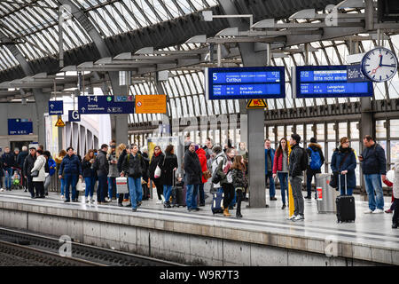 Wartende Passagiere, Bahnhof Spandau, Berlin, Deutschland Stock Photo