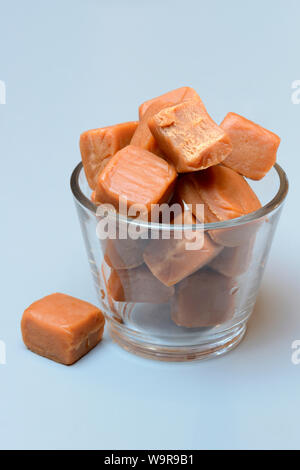 Englische Fudges, in Glas, Fudge, Karamell-Konfekt, Weichkaramell, Bonbon, angebissen, Caramelbonbon, Caramel Stock Photo