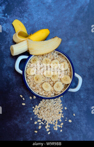 Haferflocken in Schale mit Bananenscheiben, Avena sativa, Muesli Stock Photo