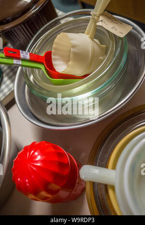 https://l450v.alamy.com/450v/w9rdp3/various-second-hand-old-kitchen-items-for-sale-w9rdp3.jpg