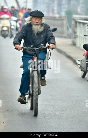 Asia, Asien, Southeast Asia, Vietnam, Northern, Hanoi, Capitol, man on bike *** Local Caption *** Stock Photo