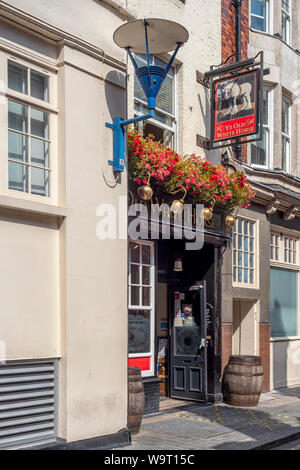 LONDON, UK - JULY 26, 2018:  Exterior view of Ye Old White Horse Pub in St Clement's Lane Stock Photo