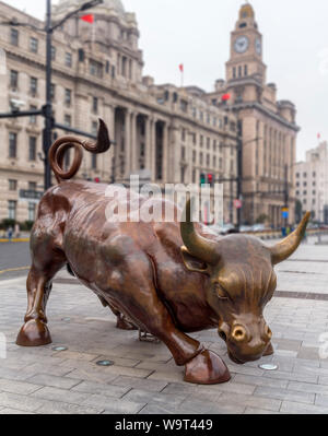 Arturo Di Modica's Charging Bull sculpture (The Bund Bull) in front of the HK and Shanghai Bank and the Customs House, The Bund, Shanghai, China Stock Photo