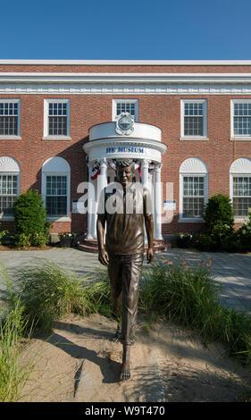 Life-sized bronze statue of John F. Kennedy (JFK) by sculptor David Lewis in front of the JFK Museum in Hyannis, Massachusetts.  John F. Kennedy (1917 Stock Photo