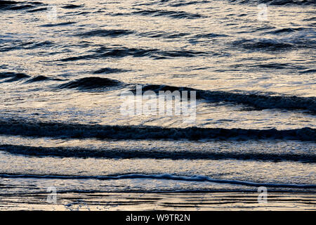 Norderney, Weststrand, Strand, Meer, Brandung, Sonnenlicht, blaue Stunde, Ausschnitt Stock Photo