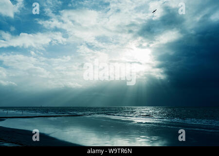 Norderney, Weststrand, Strand, Meer, Himmel, Wolken, Regenwolken, Sonnenstrahlen, Unwetter Stock Photo