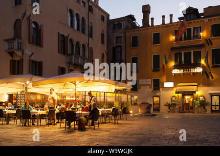 Tourists eating at Ristorante Al Giglio at night in Campo Santa Maria Zobenigo o del Giglio, San Marco, Venice, Veneto,  Italy Stock Photo