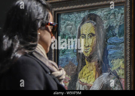 Sao Paulo, Brazil. 15th Aug, 2019. A woman views a remake of 'Mona Lisa' at 'Unwanted Museum' street exhibition in Sao Paulo, Brazil, Aug. 15, 2019. Six remakes of world-famous art works made with plastic bags collected from the city's riversides and recycling cooperatives were displayed during the exhibition, organized to raise awareness of the impact of plastics on nature. Credit: Rahel Patrasso/Xinhua/Alamy Live News Stock Photo