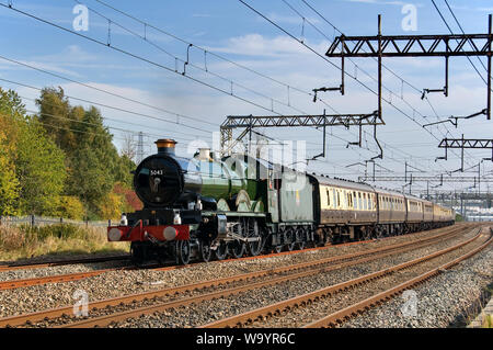 Castle class No.5043 near Ditton with a railtour to Liverpool Stock Photo