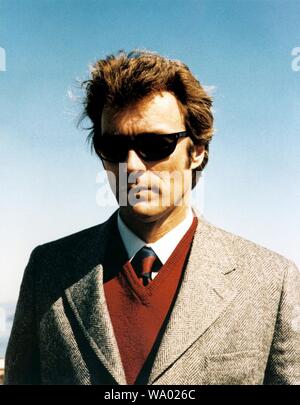 CLINT EASTWOOD in DIRTY HARRY (1971), directed by DON SIEGEL. Credit: WARNER BROTHERS / Album Stock Photo