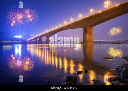 Chongqing metro Yangtze river bridge Stock Photo