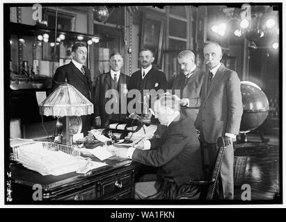 BARNETT, GEORGE, MAJ. GEN., COMMANDANT, U.S.M.C.; BLUE, VICTOR, REAR ADMIRAL, U.S.N.; CHIEF BUR. NAV.; DANIELS, JOSEPHUS, SECRETARY OF THE NAVY, 1913-1921; FECHTELER, A.F., CAPTAIN, U.S.N.; AIDE TO WINTERHALTER, DIVISION OF MATERIAL; FISK, BRADLEY A.; WAR COUNCIL Stock Photo