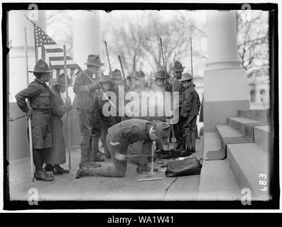 BOY SCOUTS. VISIT OF SIR ROBERT BADEN-POWELL TO D.C. MAKING FIRE Stock Photo