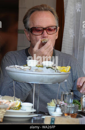 File Pictures: Manhattan, United States Of America. 21st Mar, 2010. NEW YORK - MARCH 20: Peter Fonda and Portia Rebecca Crockett enjoy some oysters at Pastis, in the Meatpacking district. on March 20, 2010 in New York, New York City. People: Peter Fonda and Portia Rebecca Credit: Storms Media Group/Alamy Live News Stock Photo