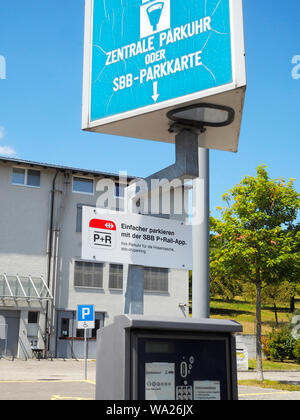 Zentrale Parkuhr oder SBB-Parkkarte (P+Rail App) beim Bahnhof Beinwil am See AG Stock Photo