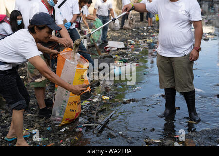 Cebu City, Philippines. 17th Aug, 2019. Thousands of Government volunteers turned out to help remove garbage from a polluted river, much of it plastic. The project, initiated by the Cebu City Government is ongoing in an effort to rejuvenate polluted rivers within the region. An estimated 21 tons of trash was removed. : imagegallery2/Alamy Live News Stock Photo