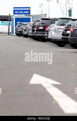 09 August 2019, Schleswig-Holstein, Büsum: Cars park in front of a ticket office in the harbour of Büsum. Once a day there is a ferry to Helgoland Island. (to dpa 'Büsum is 'Last Exit to Helgoland'') Photo: Frank Molter/dpa Stock Photo