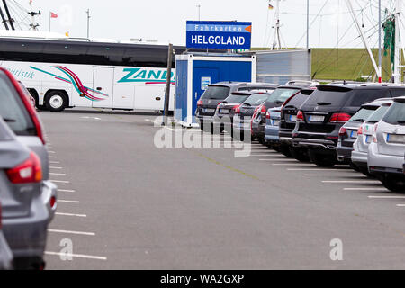 09 August 2019, Schleswig-Holstein, Büsum: Cars park in front of a ticket office in the harbour of Büsum. Once a day there is a ferry to Helgoland Island. (to dpa 'Büsum is 'Last Exit to Helgoland'') Photo: Frank Molter/dpa Stock Photo