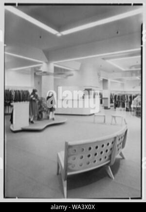 Bond's, business at 5th Ave. and 35th St., New York City. Stock Photo