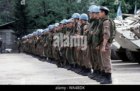 Unprofor United States Army troops, in Bosnia as part of NATO's IFOR, protect ...