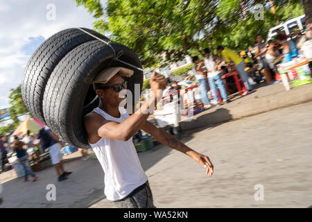 Cucuta, Norde de Santander, Colombia. 26th Mar, 2019. A man seen carrying tyres over the SImon Bolivar bridge at the Venezuela Colombia border crossing in Cucuta.Thousands of Venezuelans cross the Simon Bolivar Bridge into Cucuta, Colombia. Some leave to gather supplies returning to Venezuela. Others leave permanently, hoping for a life with dignity. Credit: Enzo Tomasiello/SOPA Images/ZUMA Wire/Alamy Live News Stock Photo