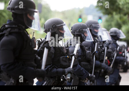 Portland Police gather during the “End Domestic Terrorism” rally at Tom McCall Waterfront Park on August 17, 2019 in Portland, Oregon. Organized as a protest against anti-fascists by right-wing radio host Joe Biggs and members of the Proud Boys, the rally attracted a large contingent of counterprotesters including Rose City Antifa. Stock Photo