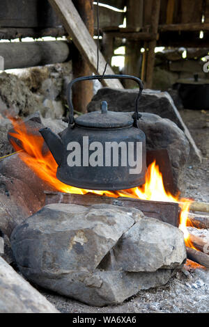 Tea pot on coal fire Stock Photo - Alamy