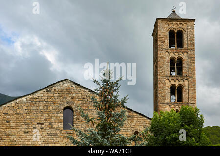 Sant Climent de Taüll tower, a Catalan Romanesque Churches of the Vall de Boí (Tahull, Bohí valley, Alta Ribagorza, Lleida, Pyrenees, Cataluña, Spain) Stock Photo